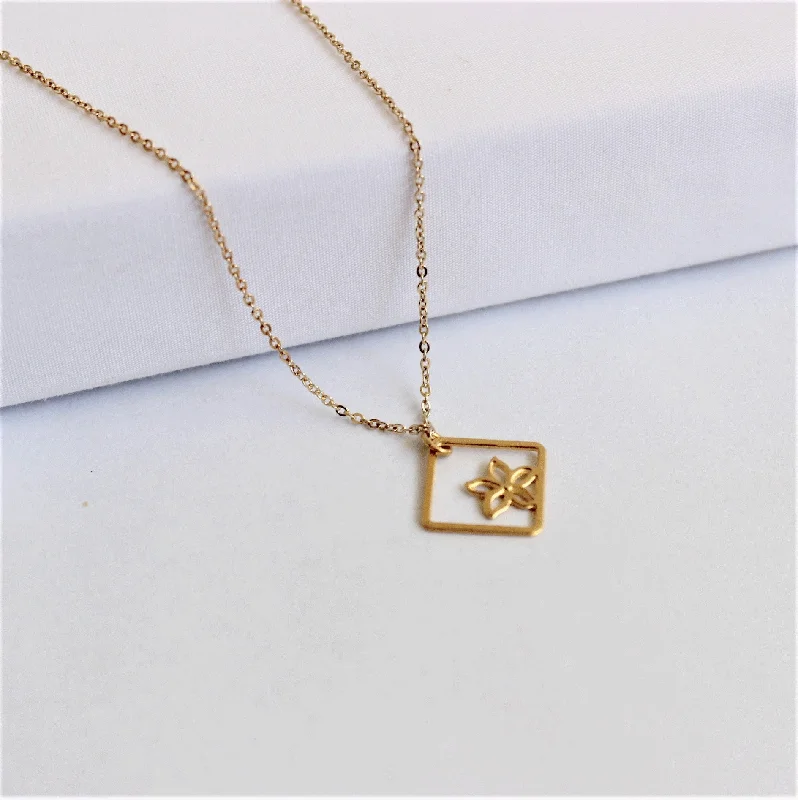 Gem cluster necklaces-Square Flower Necklace